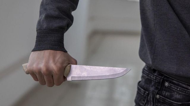 В Железноводске мужчина больше 20 раз ударил приятеля ножом В Железноводске мужчина больше 20 раз ударил приятеля ножом