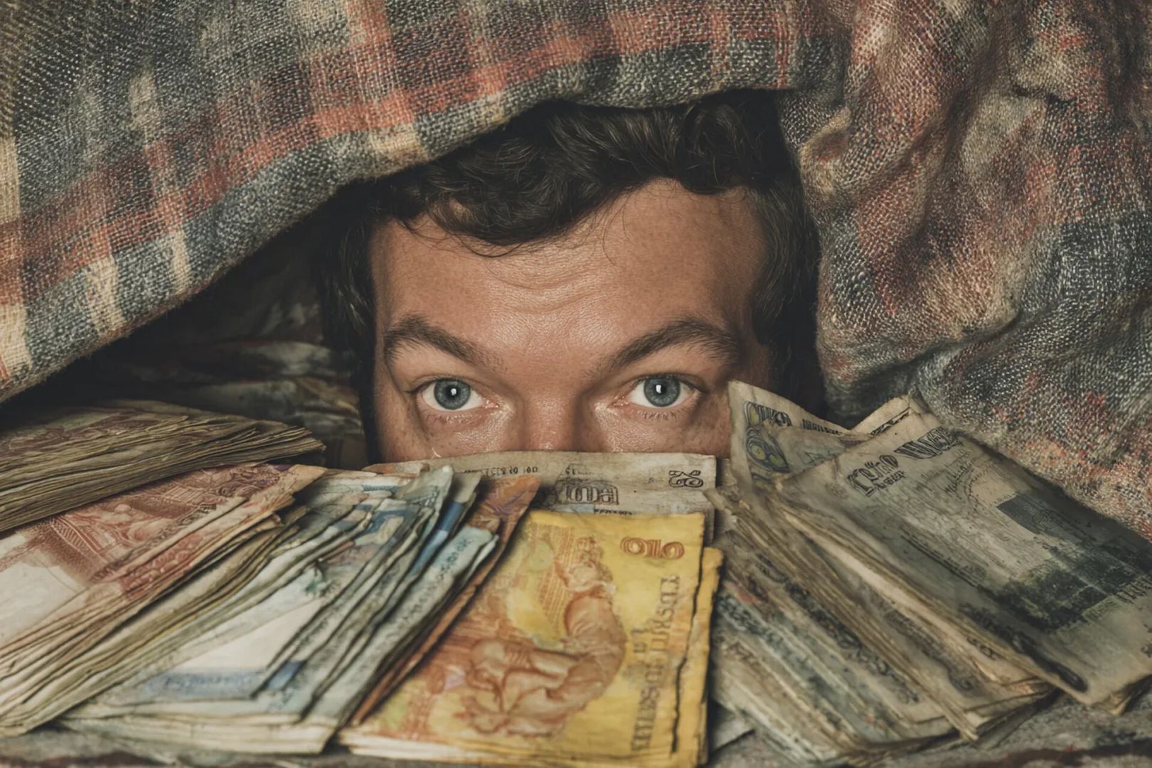 Банки скрывают: россияне стали больше сберегать, чем тратить