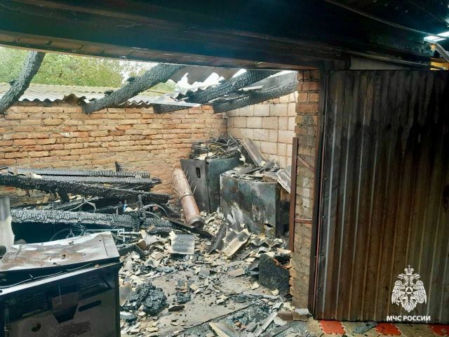 Пожар уничтожил гараж на Ставрополье