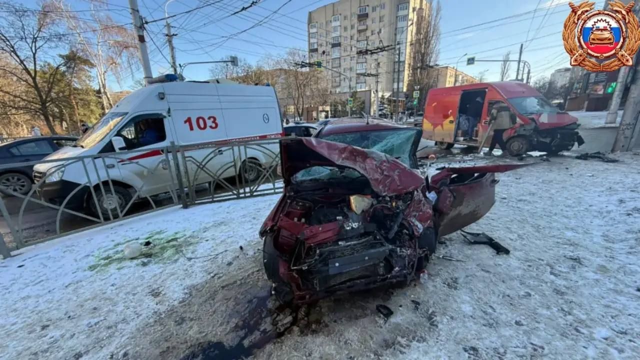 Человек пострадал, машина всмятку: водители не поделили дорогу в Ставрополе