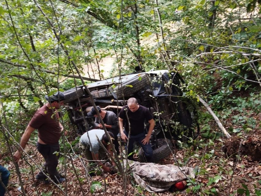 Микроавтобус со ставропольцами сорвался в 50-метровую расщелину в горах Абхазии