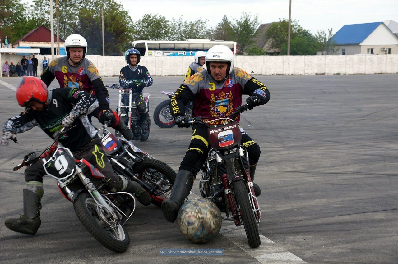 Судья убегал от мотоциклистов после спорного пенальти на чемпионате России по мотоболу в Ипатово