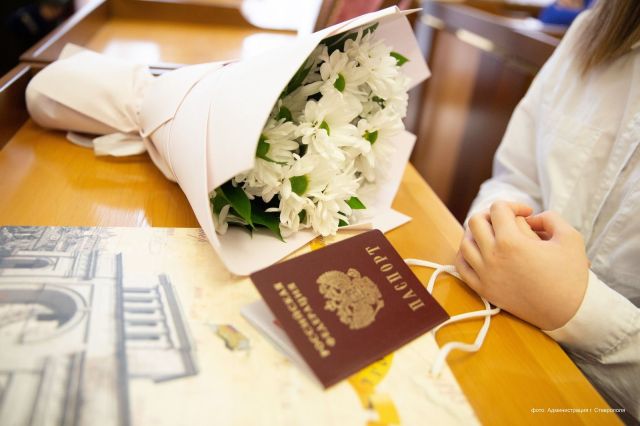 Двадцать школьников Ставрополя получили первые паспорта в преддверии Дня Конституции РФ
