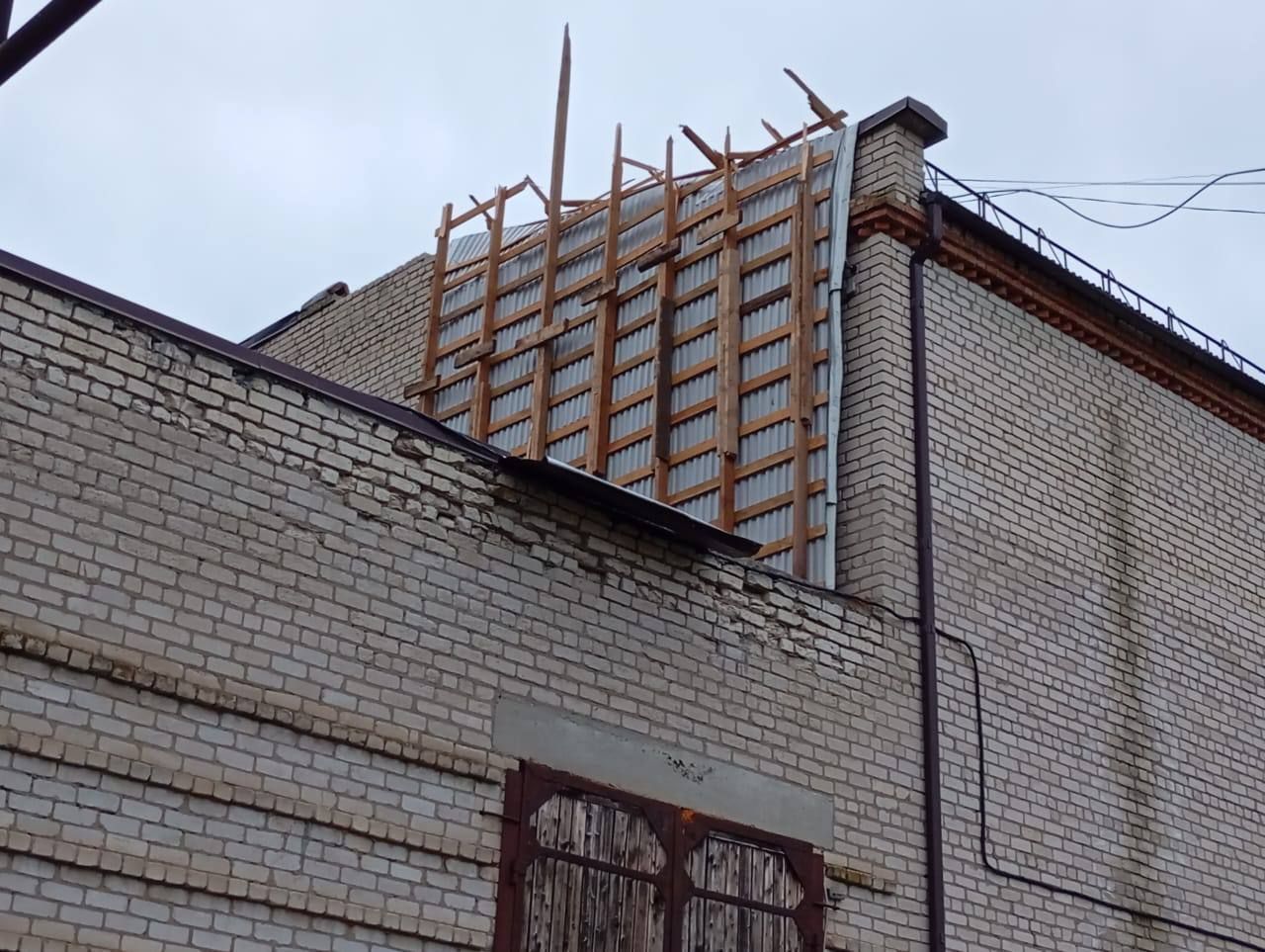 Ураганный ветер снес крышу школы в Новоалександровске