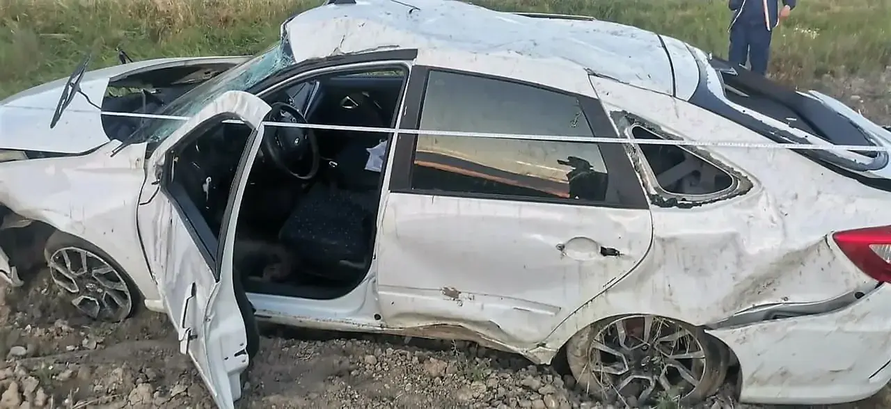 Легковушка опрокинулась в Левокумском округе Ставрополья