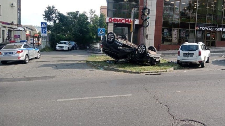 Стали известны подробности аварии с опрокидыванием автомобиля в Ставрополе