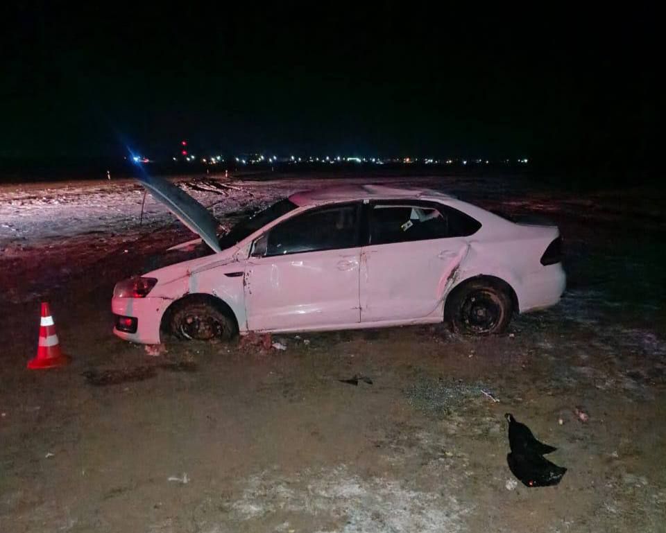 Автомобиль с двумя детьми потерял управление и съехал с дороги в Туркменском округе