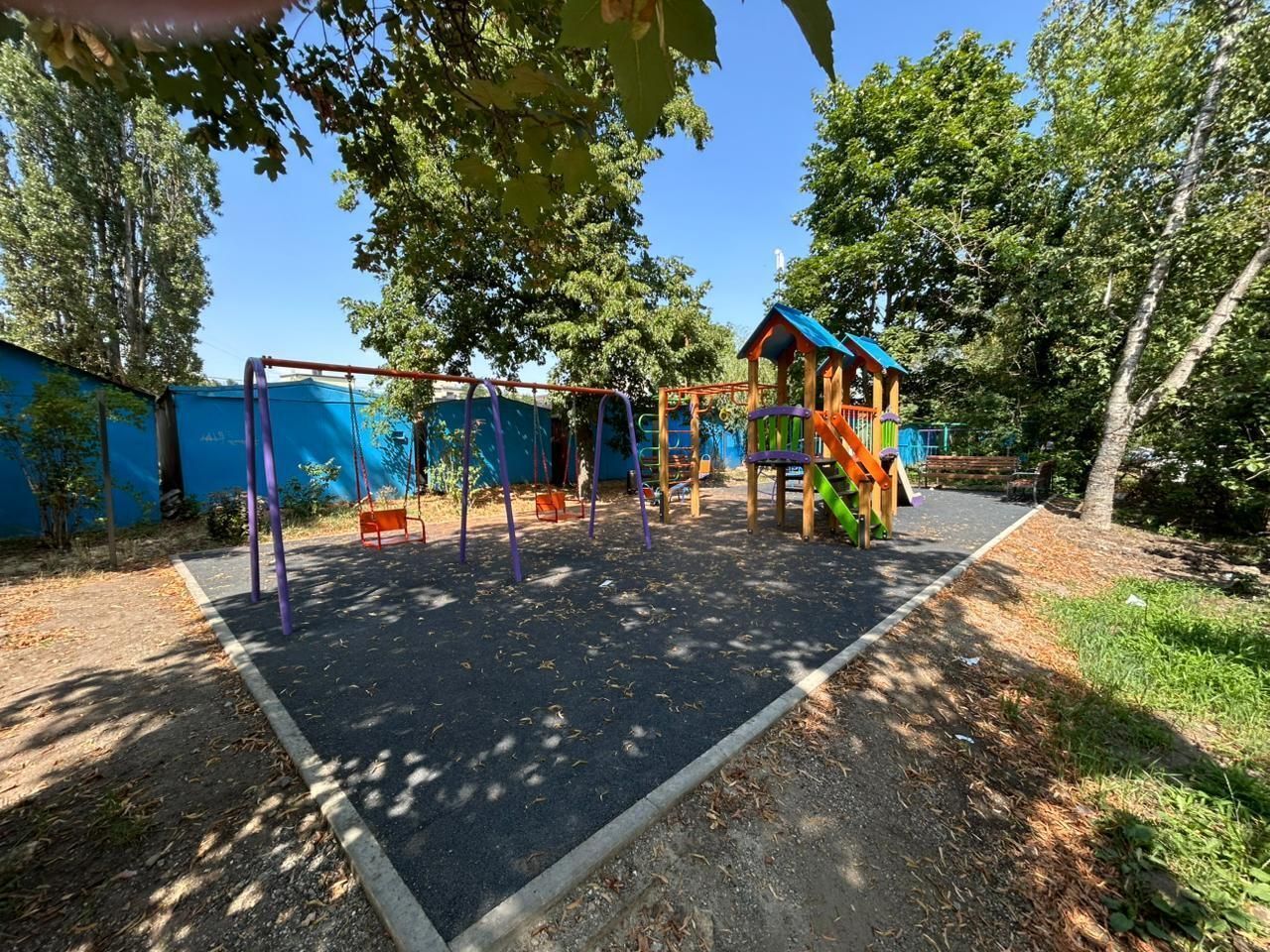 Пять детских площадок обновляют в Ленинском районе Ставрополя