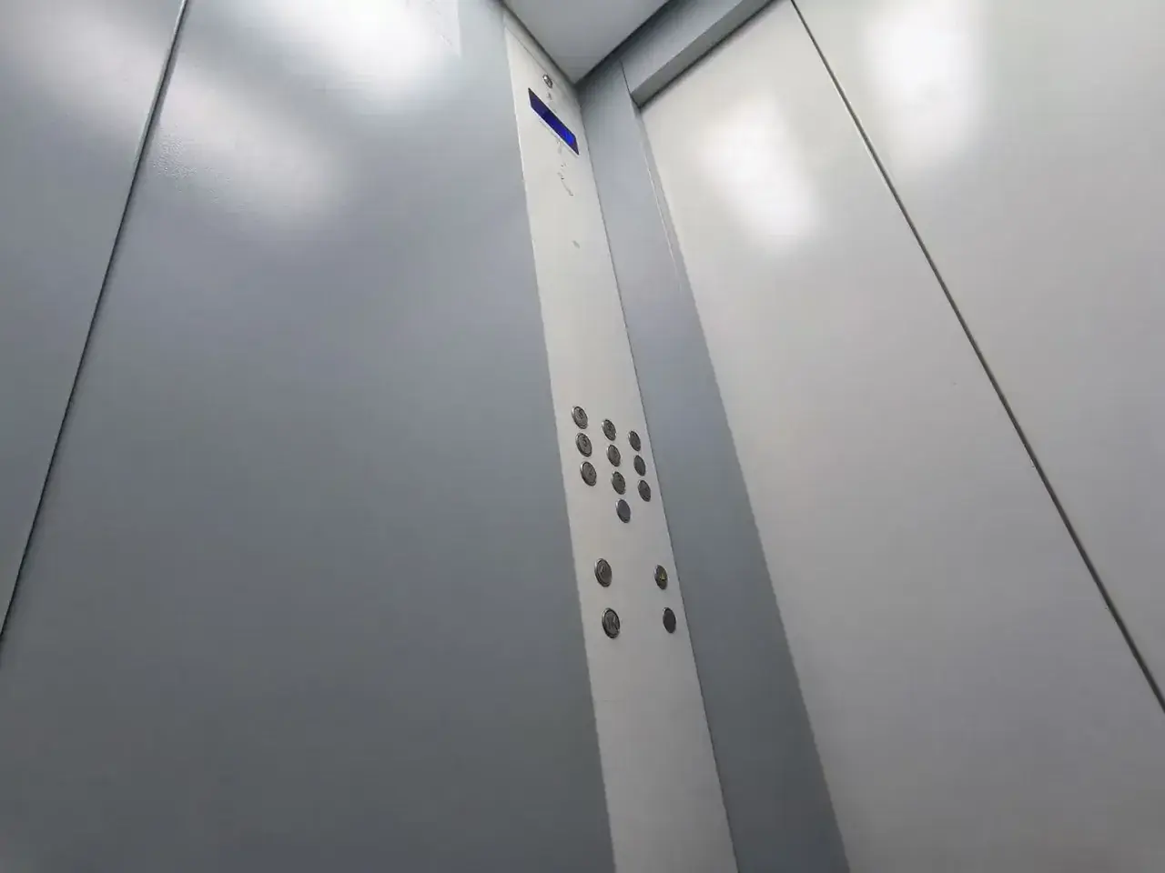 Новые лифты установили в пяти многоэтажках Ставрополя