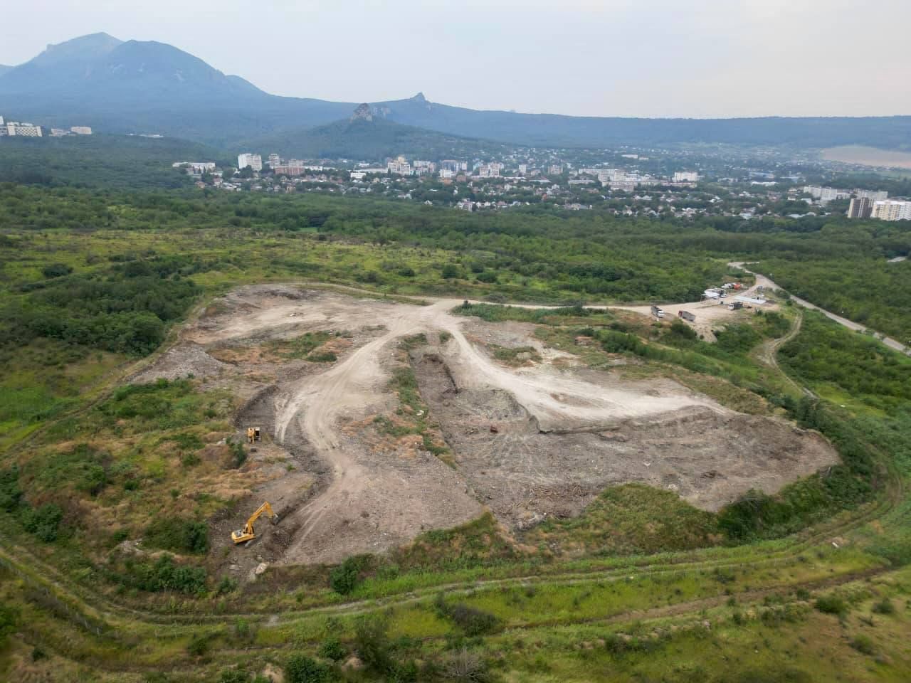 В Железноводске продолжается ликвидация одной из старейших свалок региона