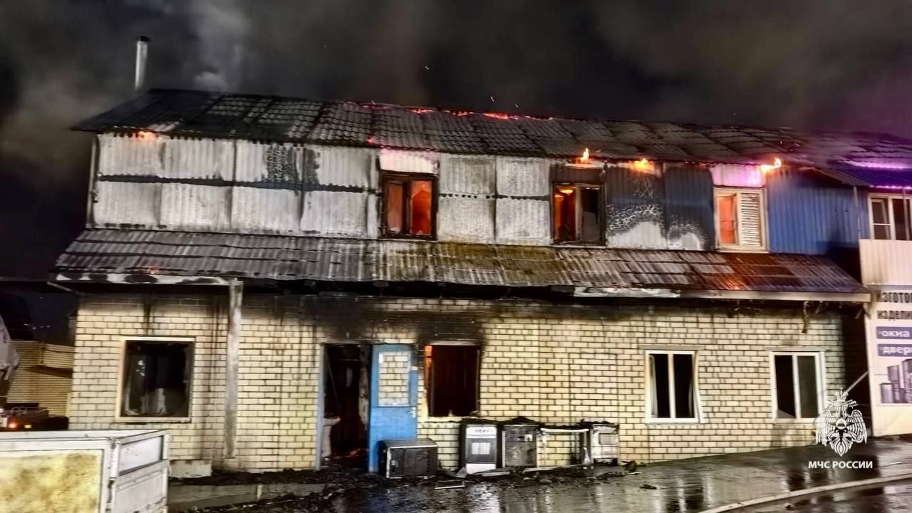 Двухэтажный дом загорелся в Михайловске