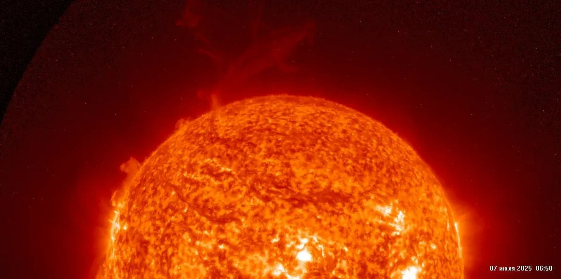 Гигантский протуберанец с видимой стороны Солнца летит к Земле