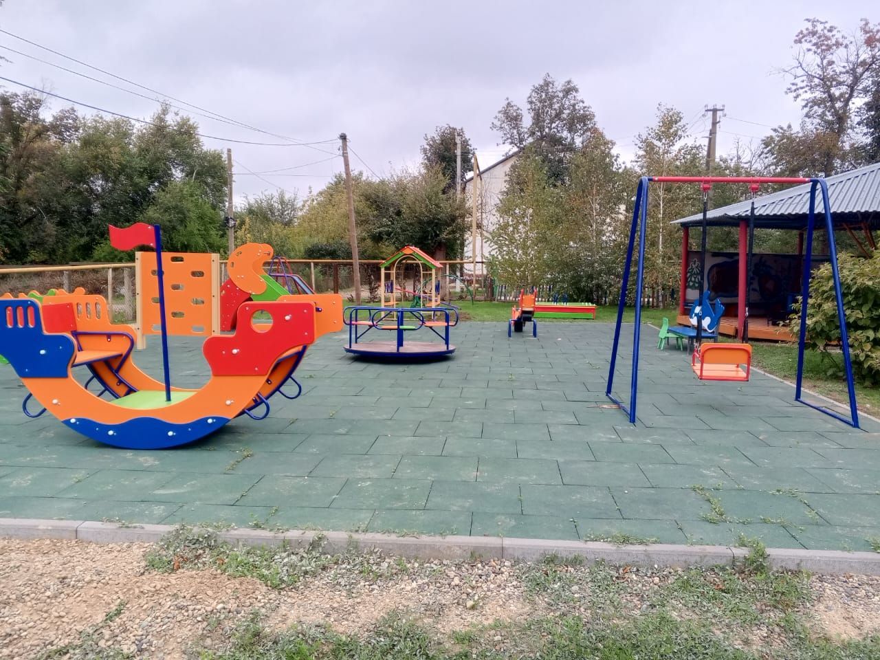 Детскую площадку за 930 тысяч рублей построили в селе Петровского округа