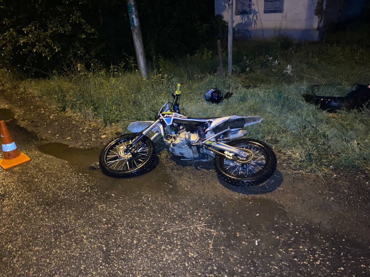 Мотоциклист-бесправник попал в аварию, в которой пострадал его 15-летний друг