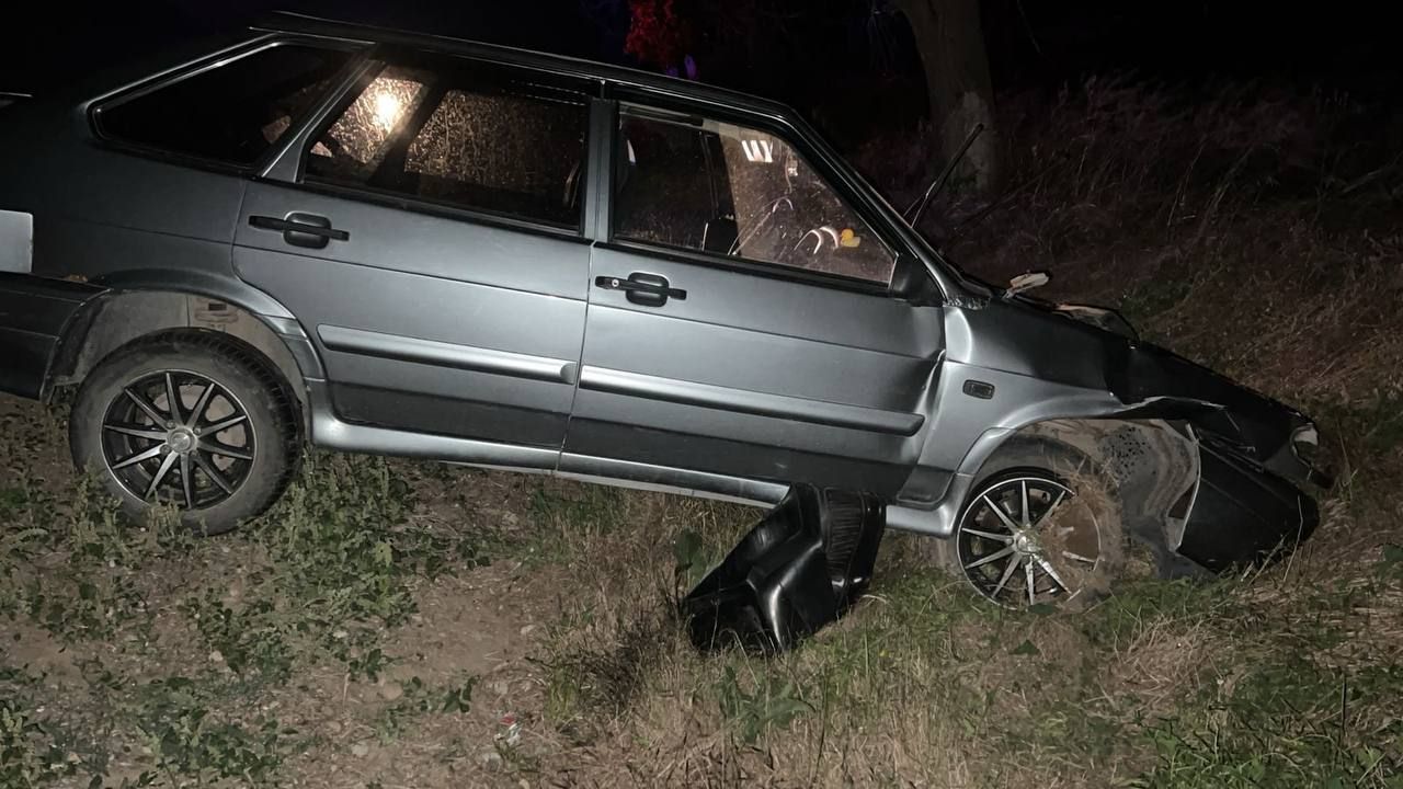 Ребенок и двое взрослых пострадали при съезде машины в кювет на Ставрополье