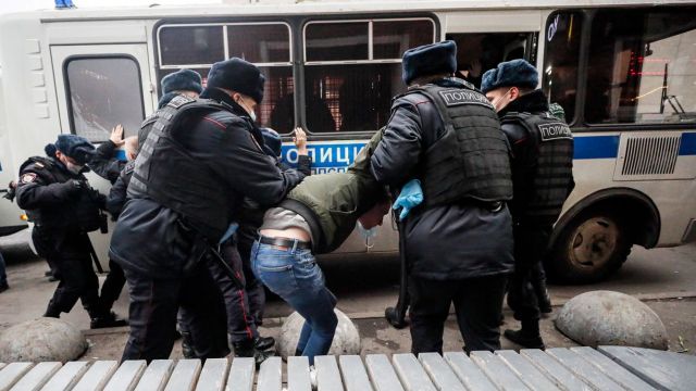 Путин подписал закон об ужесточении штрафов для митингующих Путин подписал закон об ужесточении штрафов для митингующих