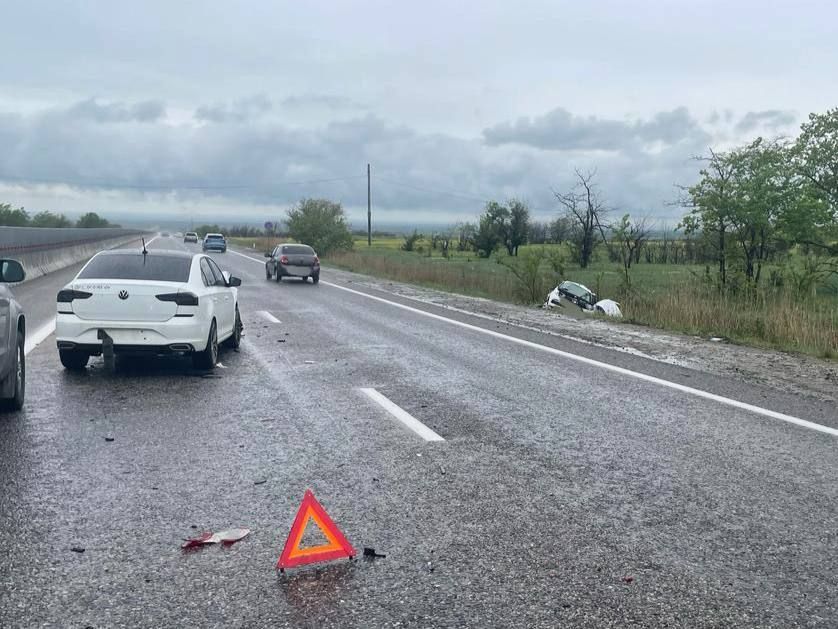 Два человека госпитализированы после попутного столкновения на подъезде к Ставрополю