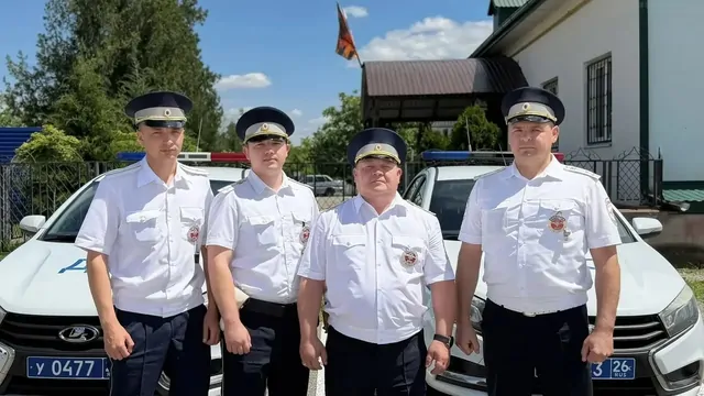 Ставропольские автоинспекторы помогли мотоциклисту из Сербии, оставшемуся без топлива