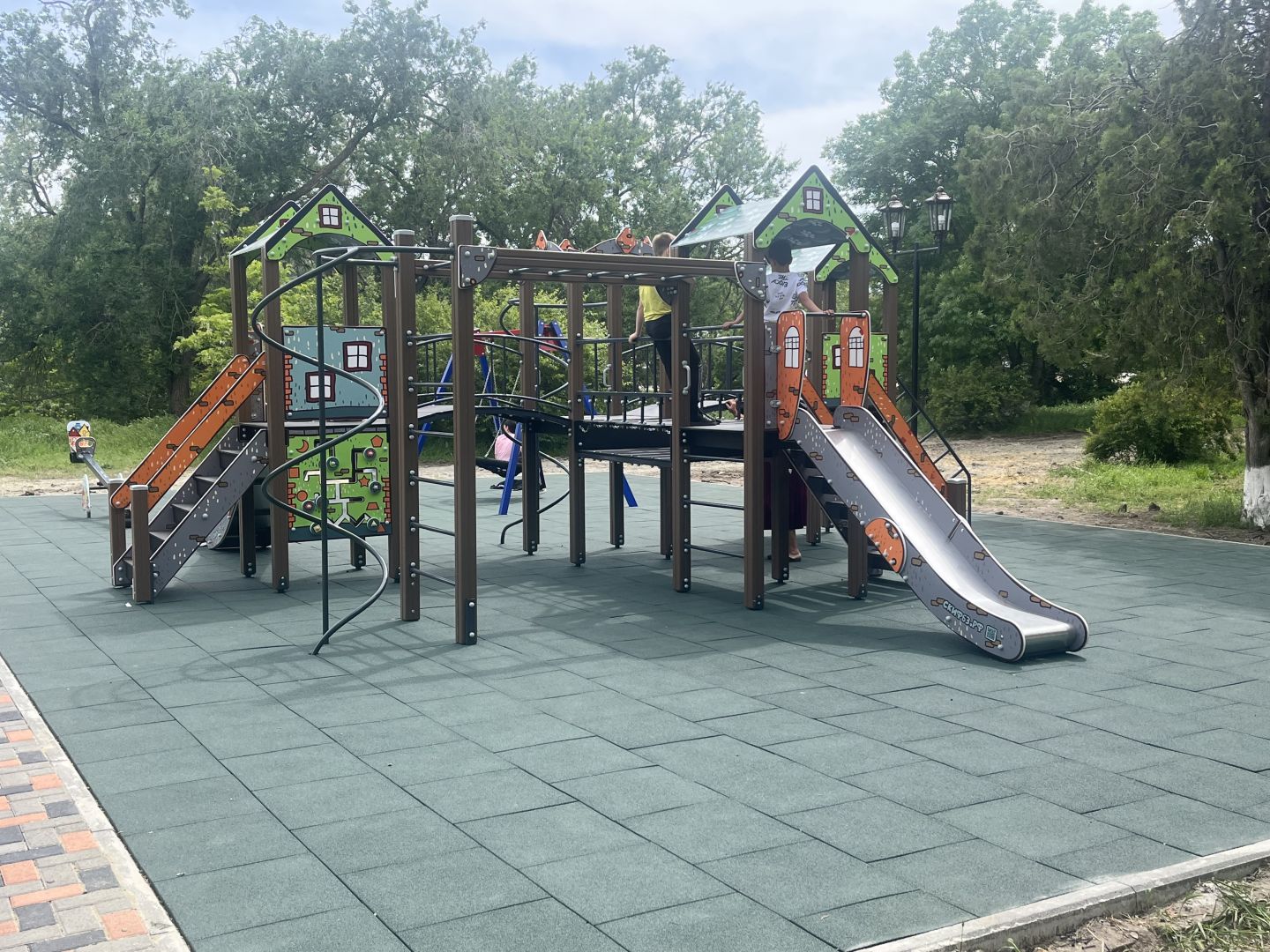 Новую детскую площадку построили в селе Петровского округа