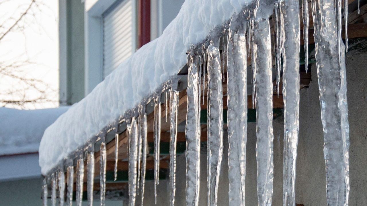 В МинЖКХ Ставрополья разъяснили, кто должен убирать с крыш снег и сосульки