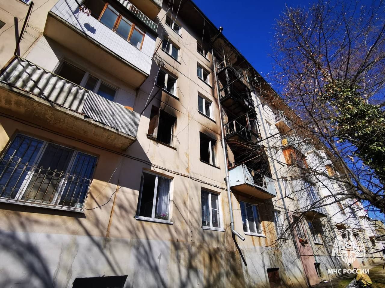 Один человек погиб и четверо пострадали при пожаре в многоквартирном доме