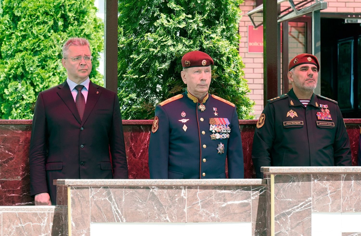 Командующему Северо-Кавказским округом Росгвардии вручили штандарт в Пятигорске