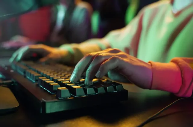 Названы самые кибератакуемые отрасли в 2025 году