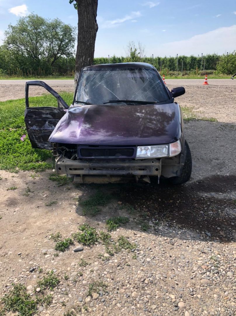 На Ставрополье пьяный водитель-бесправник въехал в дерево, погиб пассажир На Ставрополье пьяный водитель-бесправник въехал в дерево, погиб пассажир