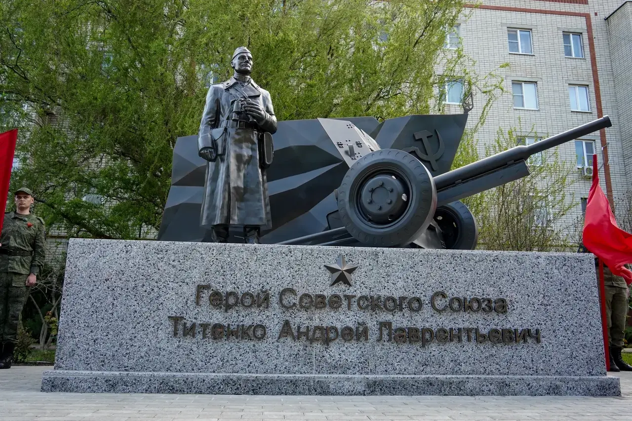 Памятник Герою СССР Андрею Титенко открыли в Изобильном его внучка и правнучки