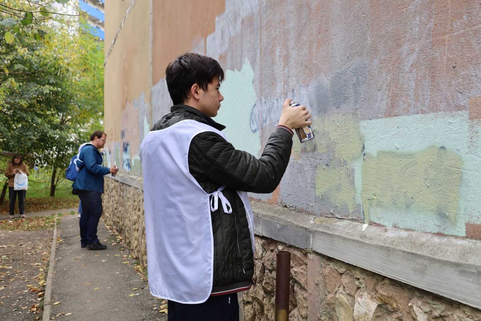 Более 100 надписей с рекламой наркотиков ликвидировали волонтёры Ставрополя