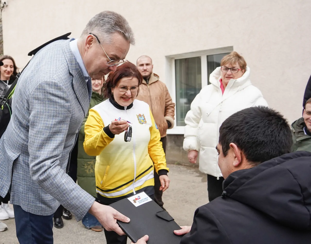 Губернатор Ставрополья вручил ключи от авто ветерану спецоперации