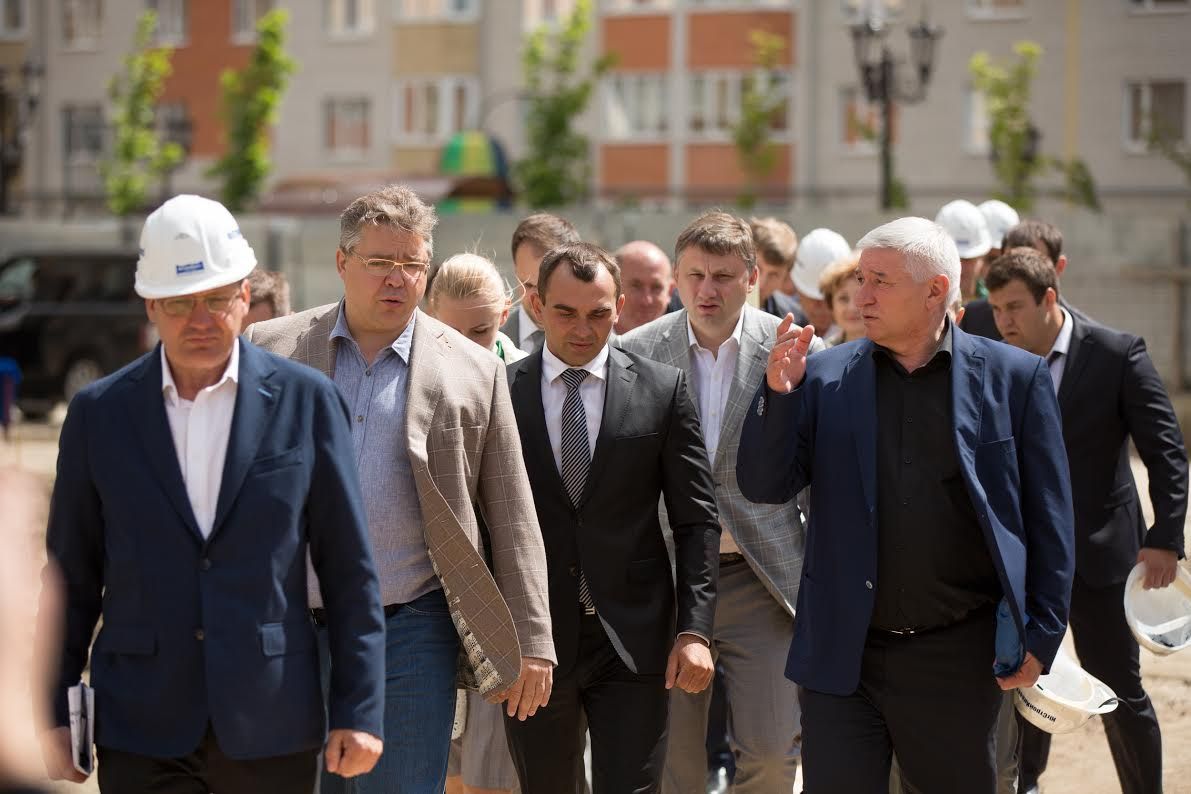Губернатор Ставрополья осмотрел строящиеся в микрорайоне «Перспективный» школу и музейно-выставочный комплекс «Россия. Моя история»