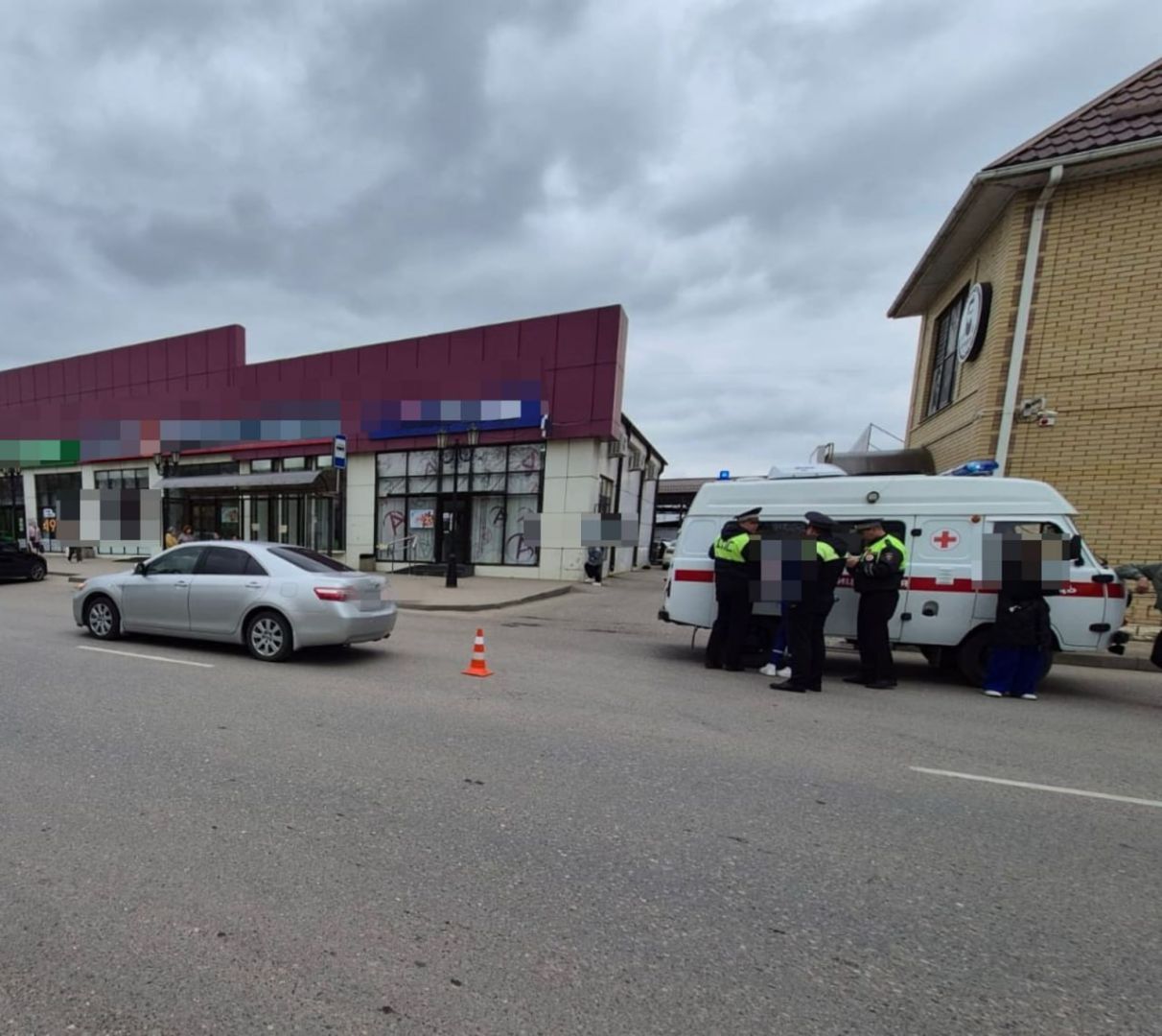 Иномарка при движении задним ходом сбила пешехода