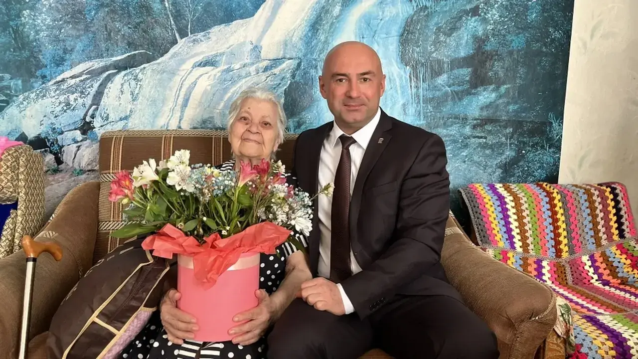 Более 800 пар теплых носков связала 92-летняя ставропольчанка для участников СВО