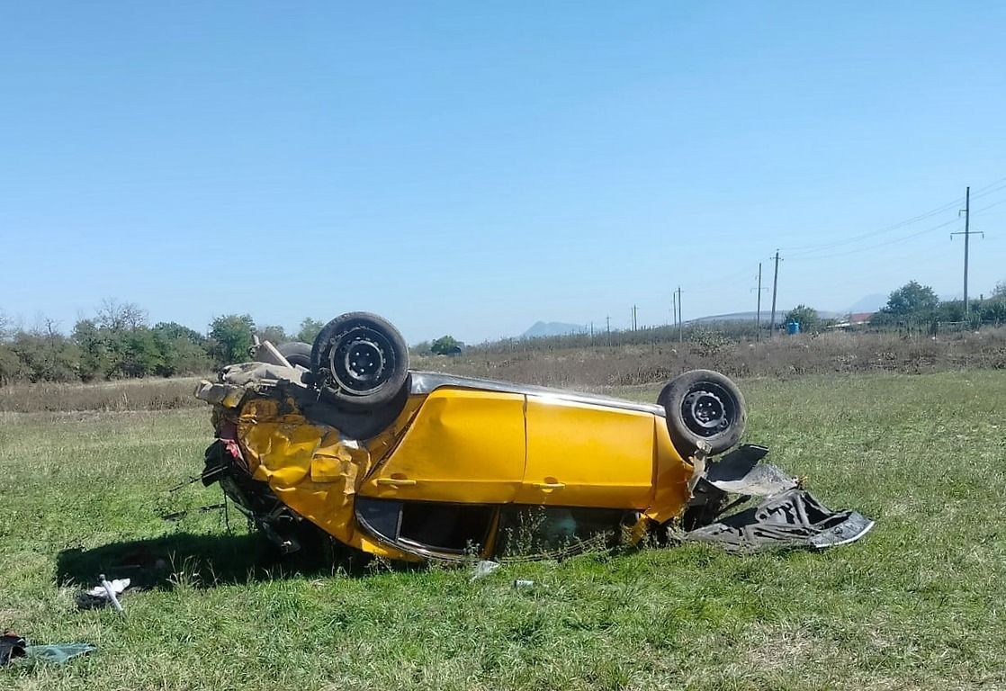 Машина вылетела с трассы и перевернулась на Ставрополье