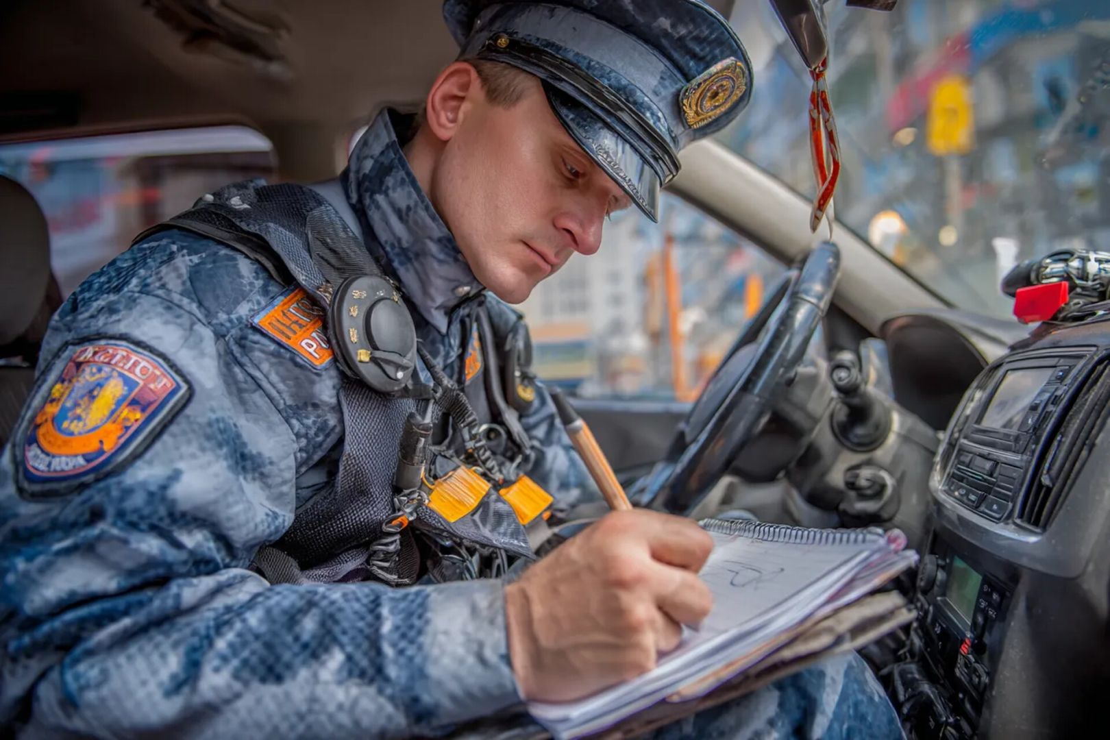 Вот что означает, когда инспектор записывает номер вашей машины: 3 причины и как реагировать