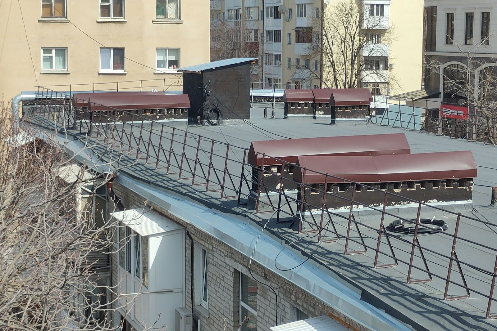 Крышу четырехэтажки отремонтировали в Пятигорске