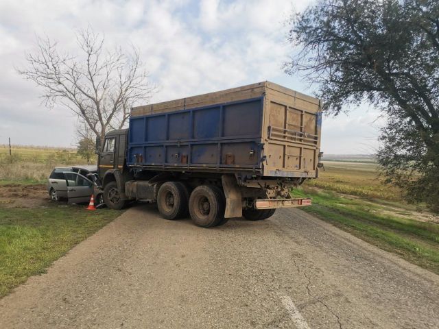Трое пострадали в аварии с КамАЗом на Ставрополье