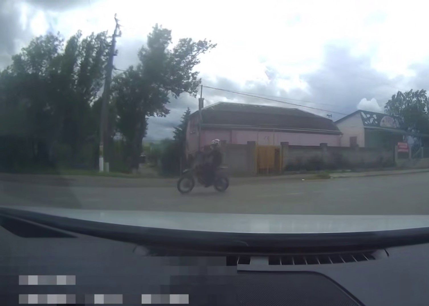 Штрафом и КДН обернулась езда на питбайке для 16-летнего бесправника и его матери